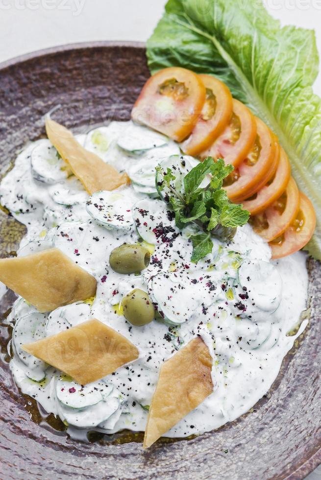 laban yogurt fresco-cetriolo mediorientale spuntino libanese dip spuntino antipasto foto