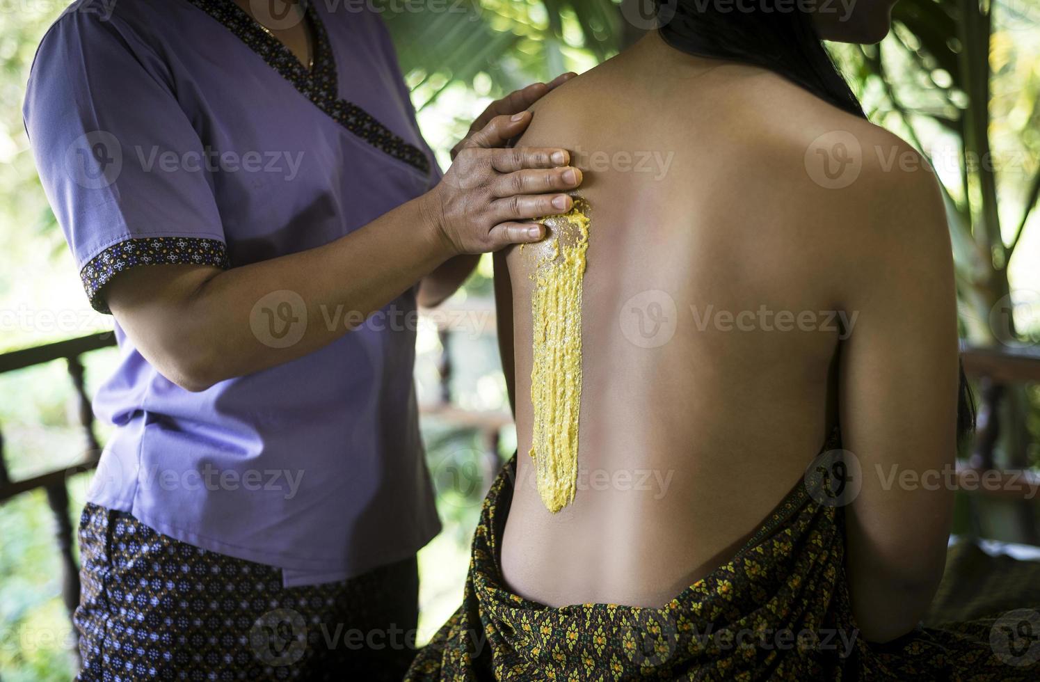 massaggio asiatico spa trattamento di bellezza naturale biologico con pasta scrub alla curcuma foto