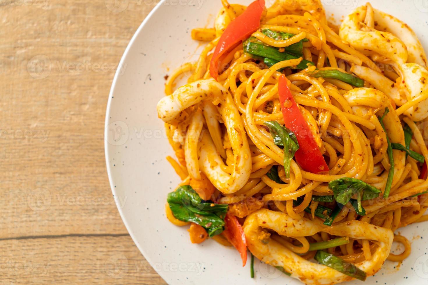 spaghetti saltati in padella con uovo salato e calamari foto