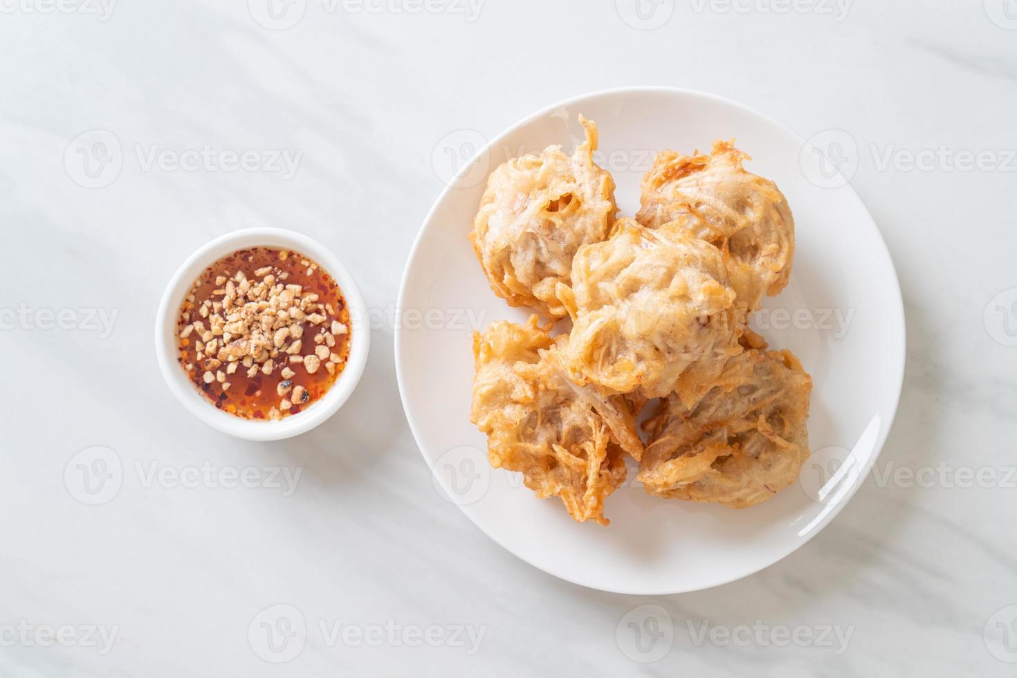 taro fritto con salsa foto