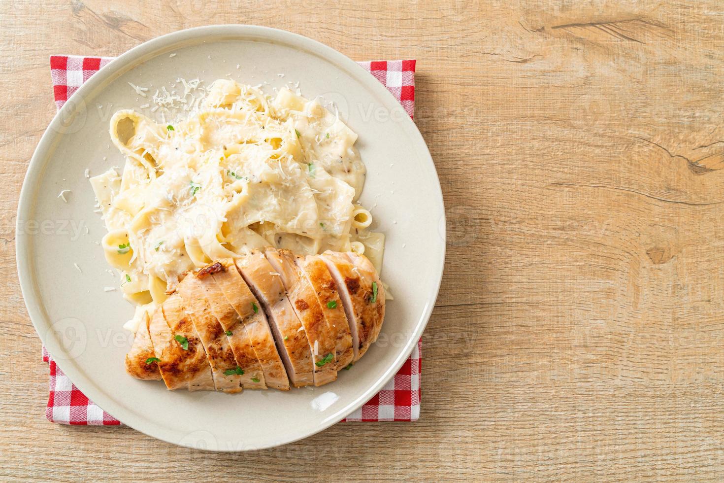 fettuccine cremose bianche con pollo alla griglia foto