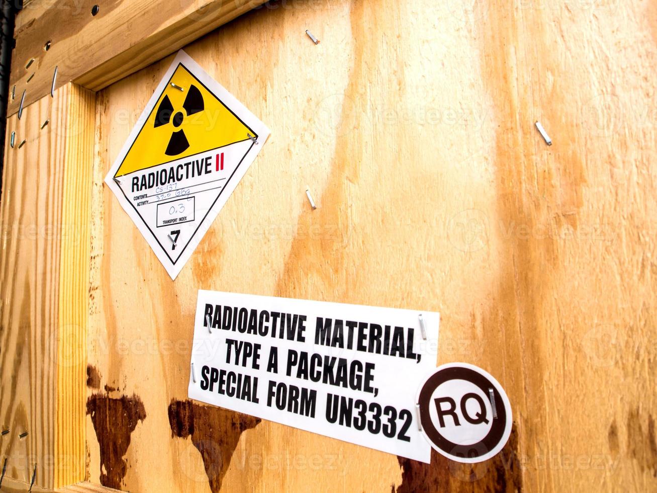 etichetta radiazioni accanto alla scatola di legno per il trasporto digitare un pacco foto
