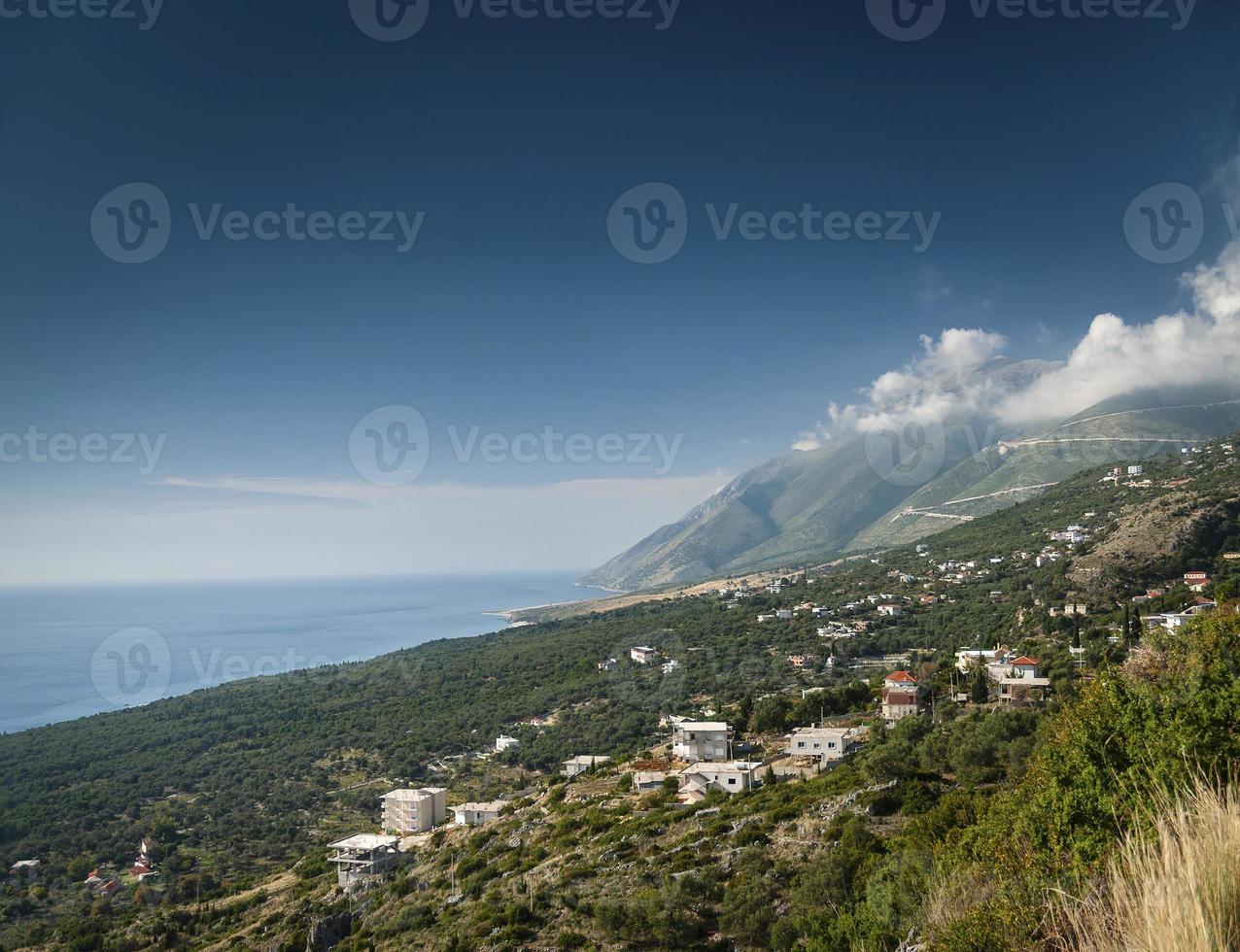 Paesaggio della spiaggia della costa del mar mediterraneo ionico dell'albania meridionale a nord di sarande sulla strada per vlore foto