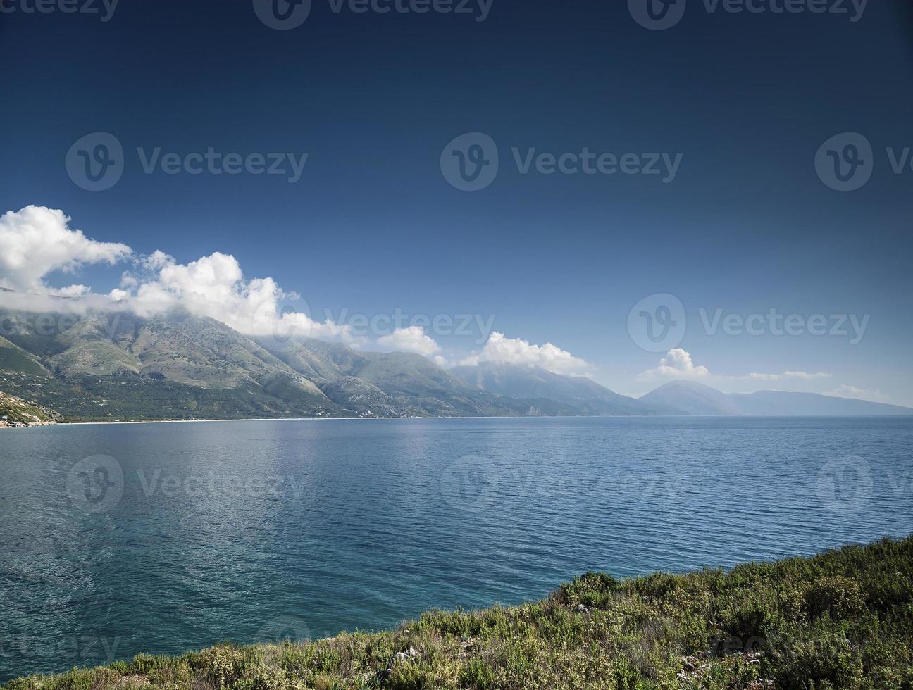 Paesaggio della spiaggia della costa del mar mediterraneo ionico dell'albania meridionale a nord di sarande sulla strada per vlore foto