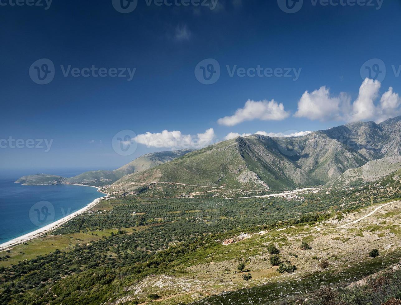 Paesaggio della spiaggia della costa del mar mediterraneo ionico dell'albania meridionale a nord di sarande sulla strada per vlore foto