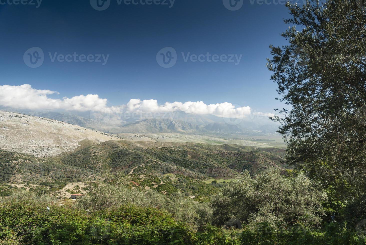 paesaggio panoramico della campagna dell'albania del sud vista sulla giornata di sole vicino a sarande foto