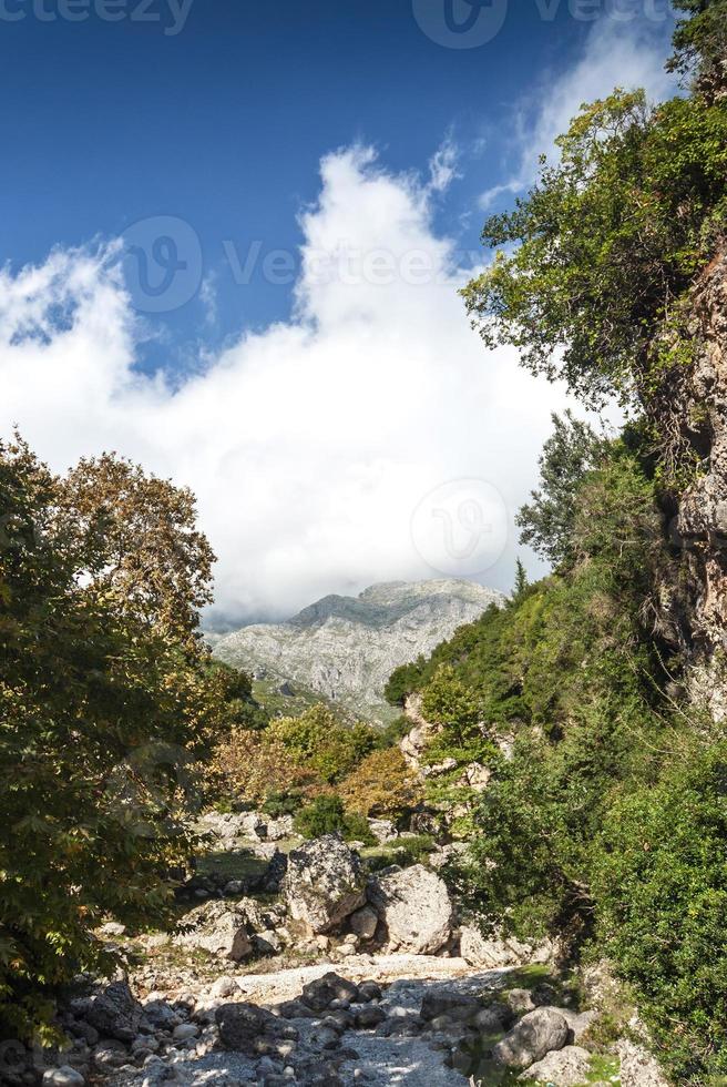 paesaggio panoramico della campagna dell'albania del sud vista sulla giornata di sole vicino a sarande foto