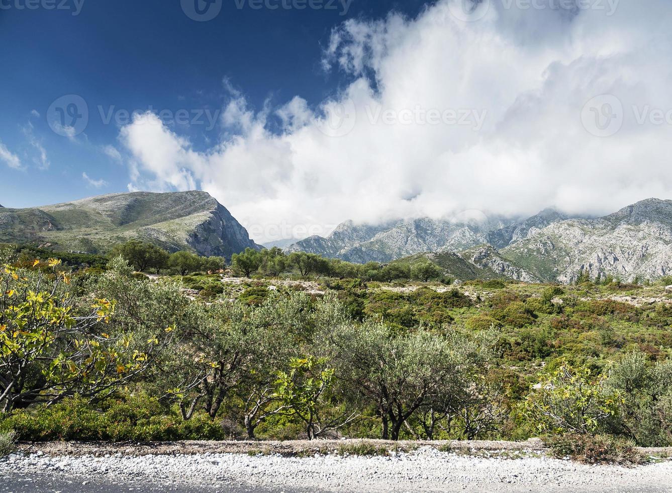 paesaggio panoramico della campagna dell'albania del sud vista sulla giornata di sole vicino a sarande foto