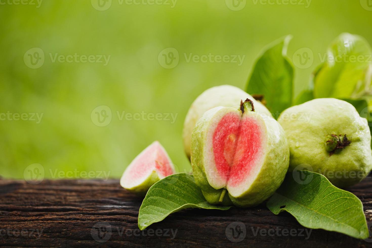 guava affettata su legno foto