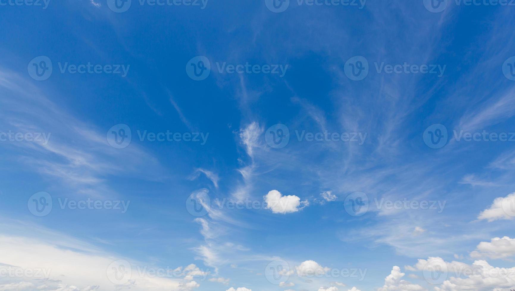 cielo sereno con nuvole foto