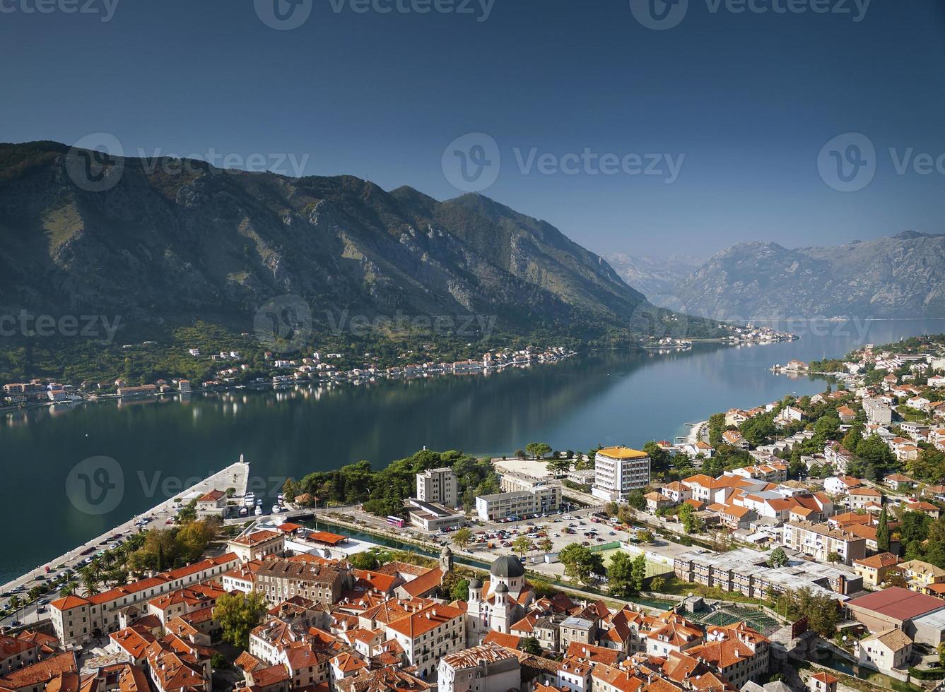 Kotor città vecchia e vista del paesaggio del fiordo balcanico in montenegro foto