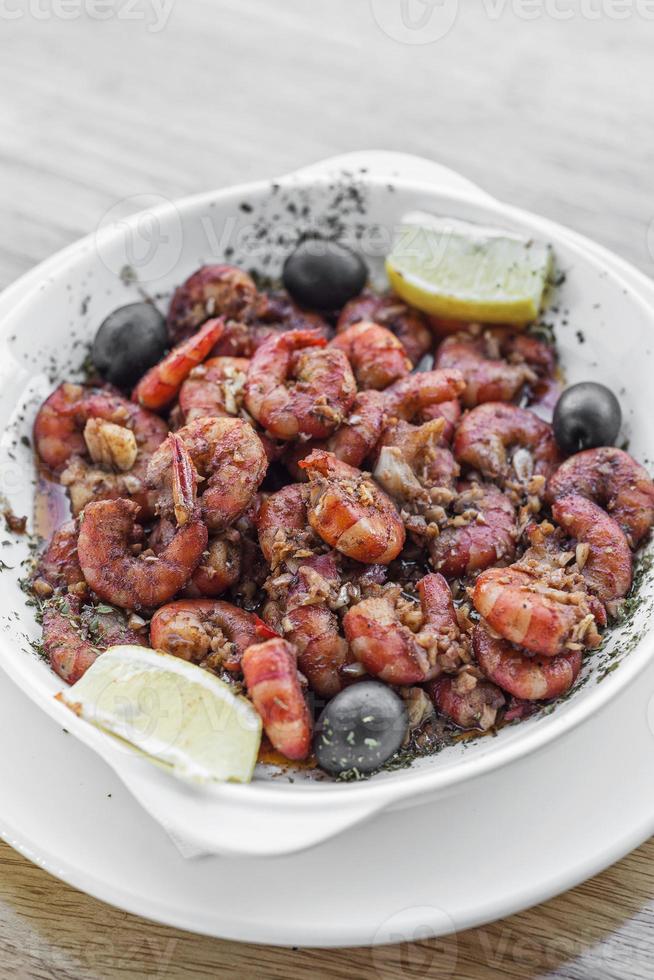 gamberi freschi fritti in aglio olio d'oliva frutti di mare tapas portoghesi snack foto