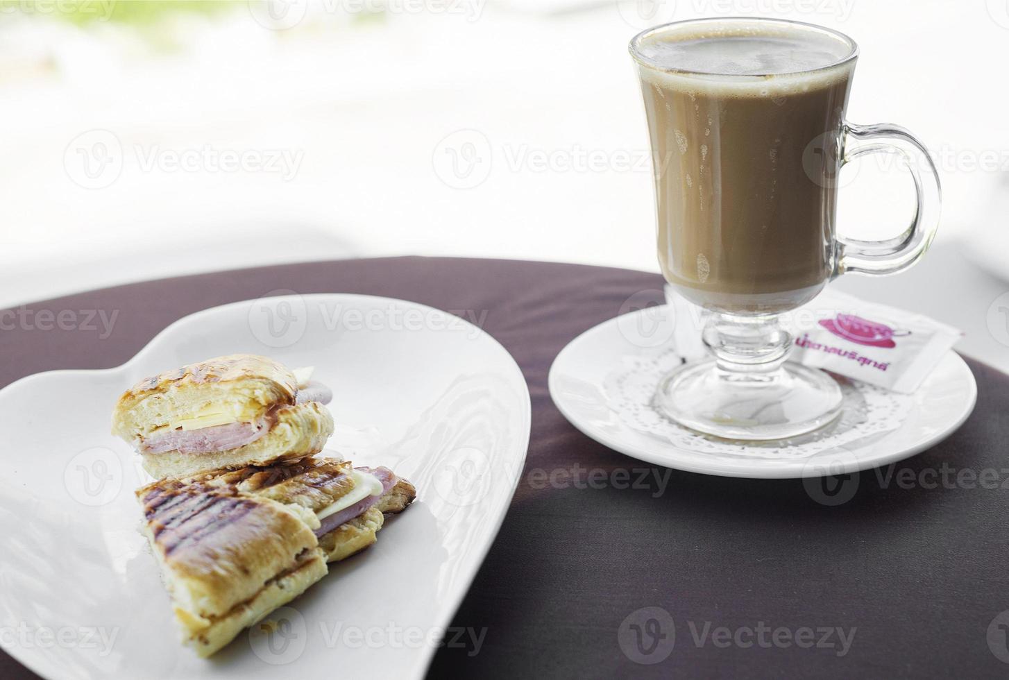 croissant al formaggio prosciutto tostato e caffè latte semplice colazione snack set foto