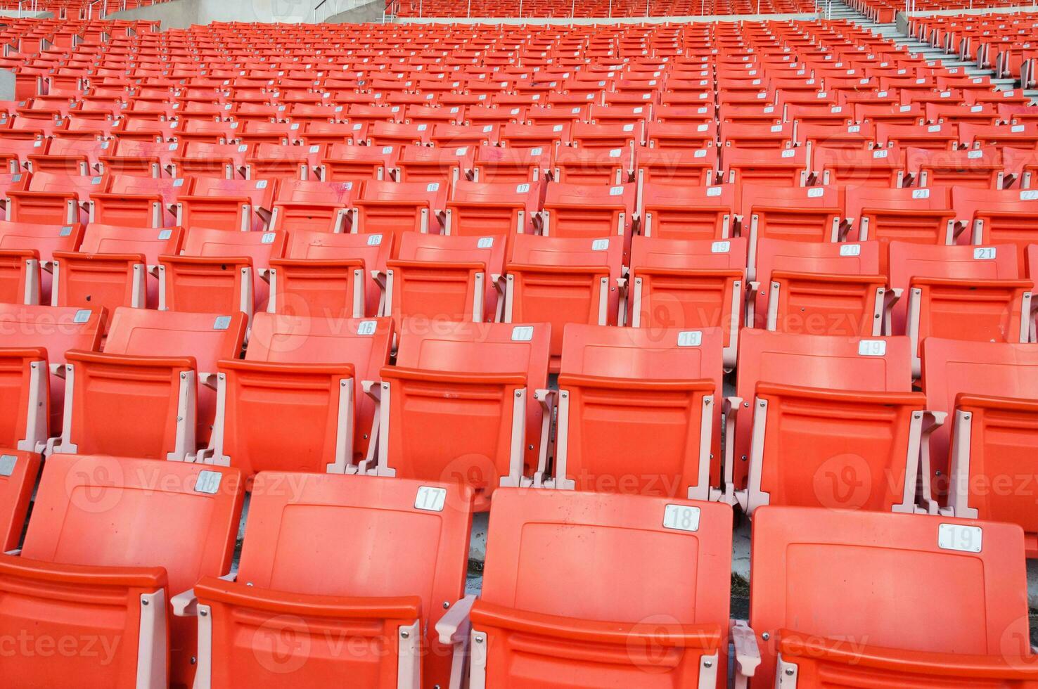 vuoto arancia posti a sedere a stadio, righe di posto a sedere su un' calcio stadio foto