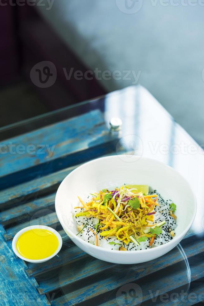 insalata di noodle di riso freddo con verdure al curry piccante asiatico foto