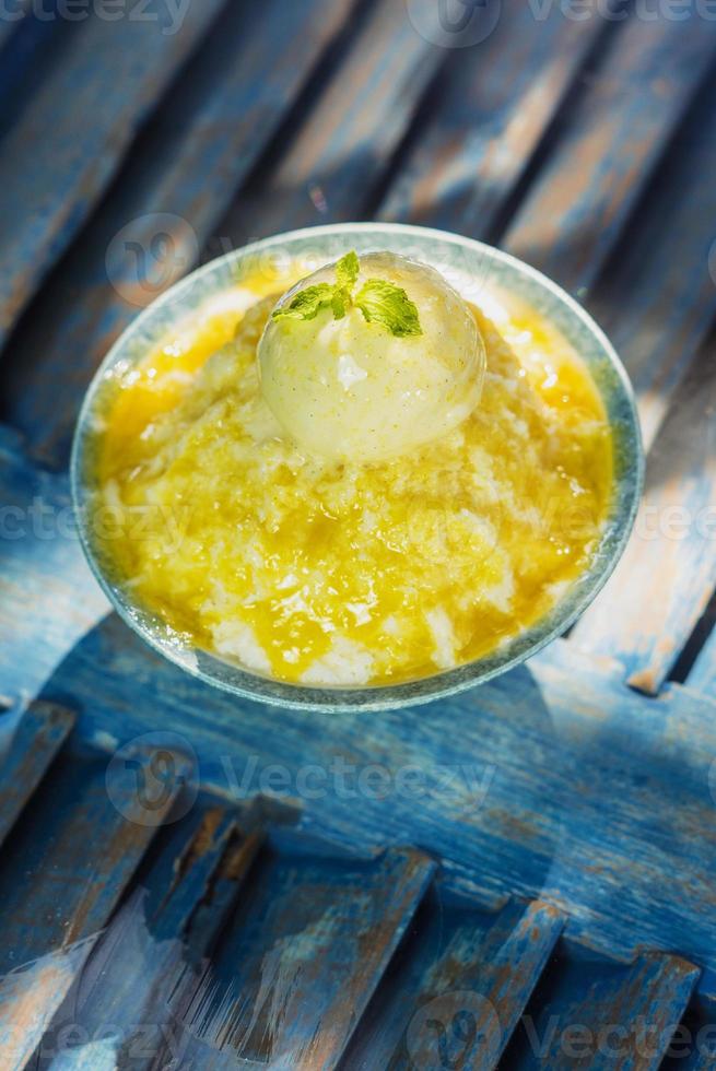 sorbetto al latte di cocco con salsa al mango e gelato alla vaniglia foto