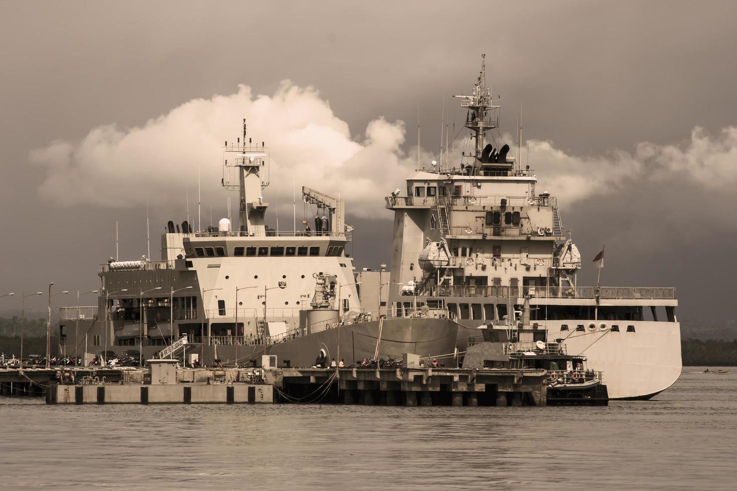 nave da guerra ormeggio al molo navale foto