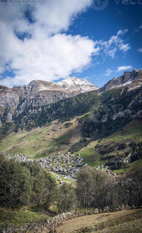 vals village vallata alpina paesaggio e case nelle alpi centrali svizzera foto