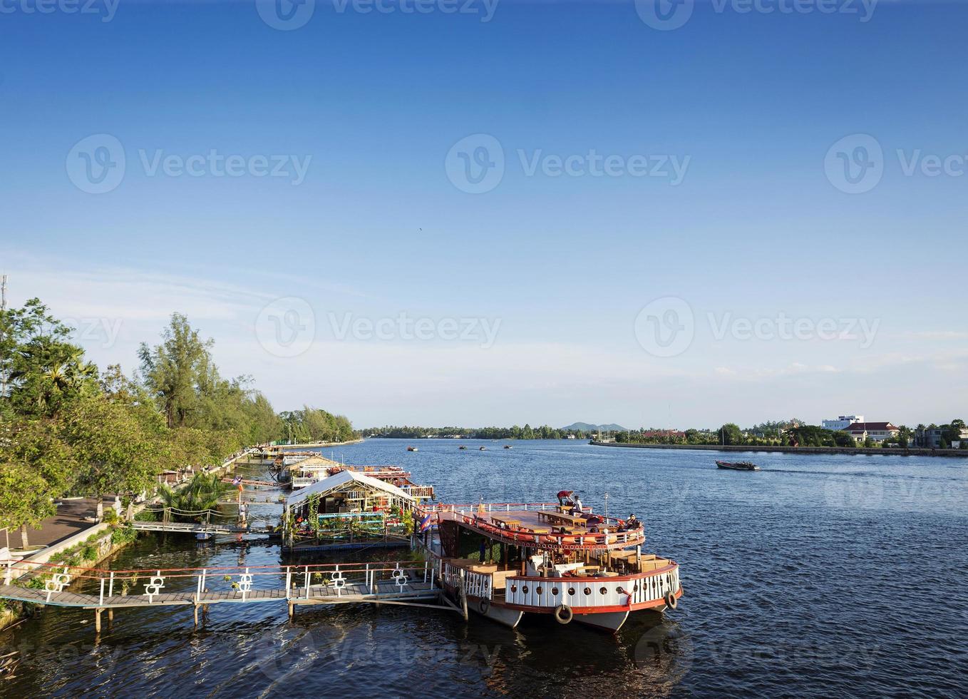 Vista dei ristoranti turistici in barca sul fiume nella città di Kampot in Cambogia? foto