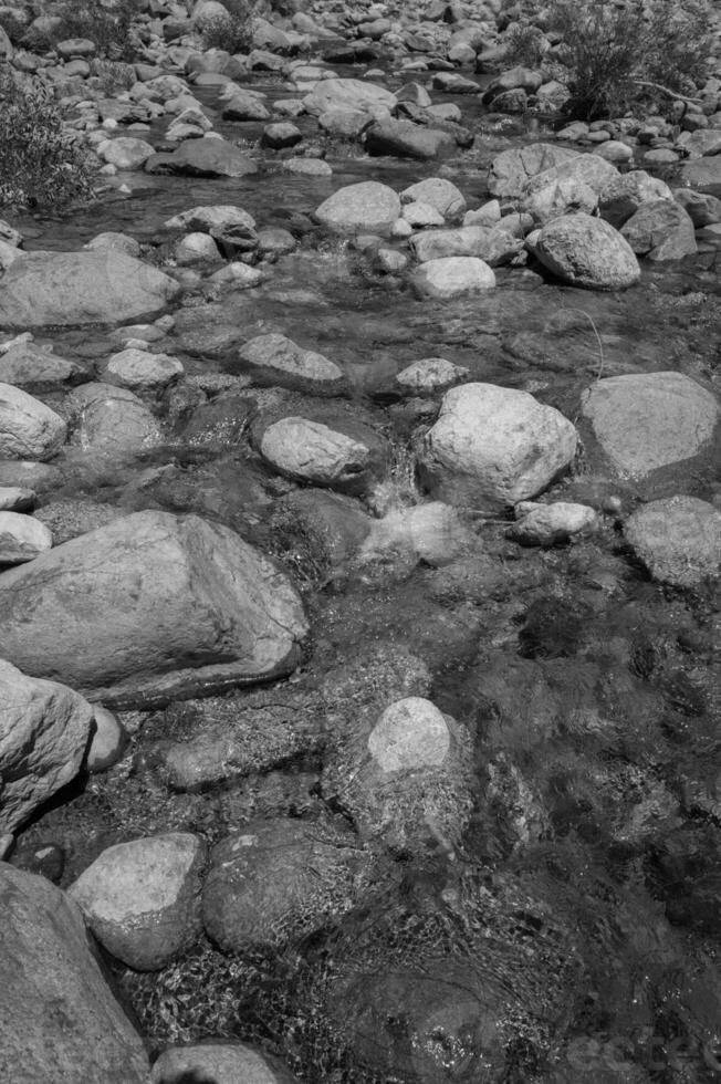 acqua su il rocce foto