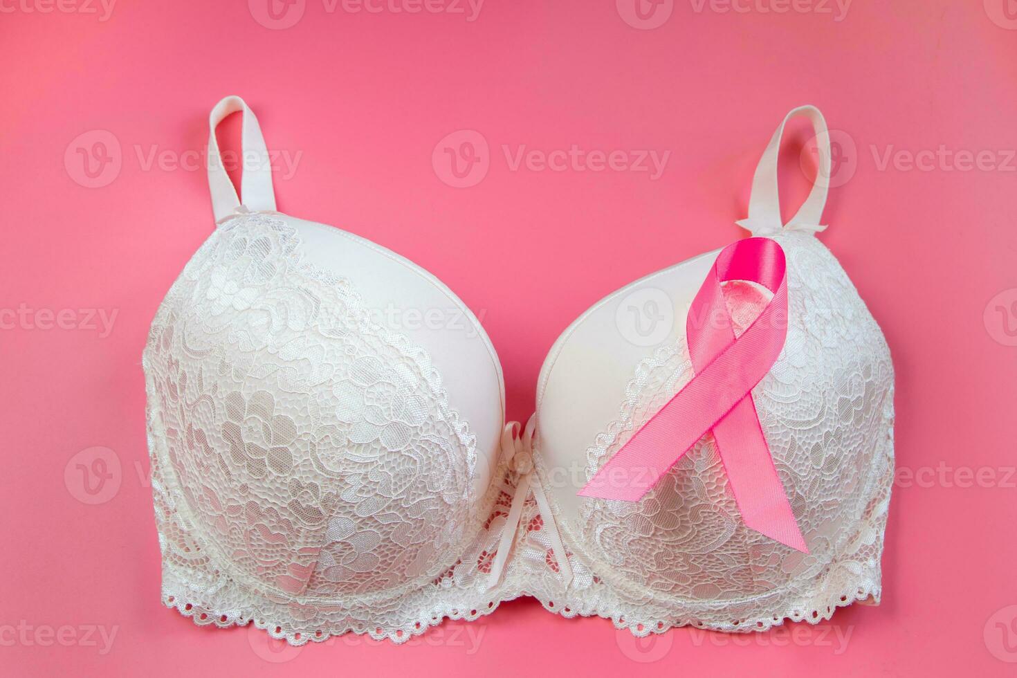 Seno cancro consapevolezza mese. Da donna reggiseno e rosa nastro su luminosa sfondo. Salute cura concetto, oncologia diagnostica. foto