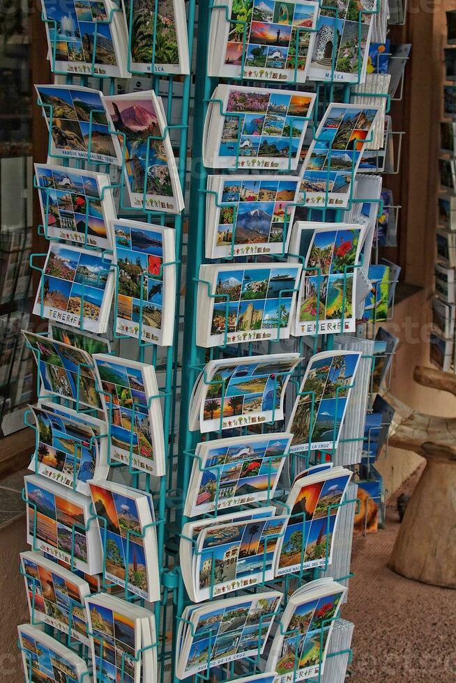 In piedi con colorato cartoline nel un' souvenir negozio su il spagnolo isola di tenerife foto