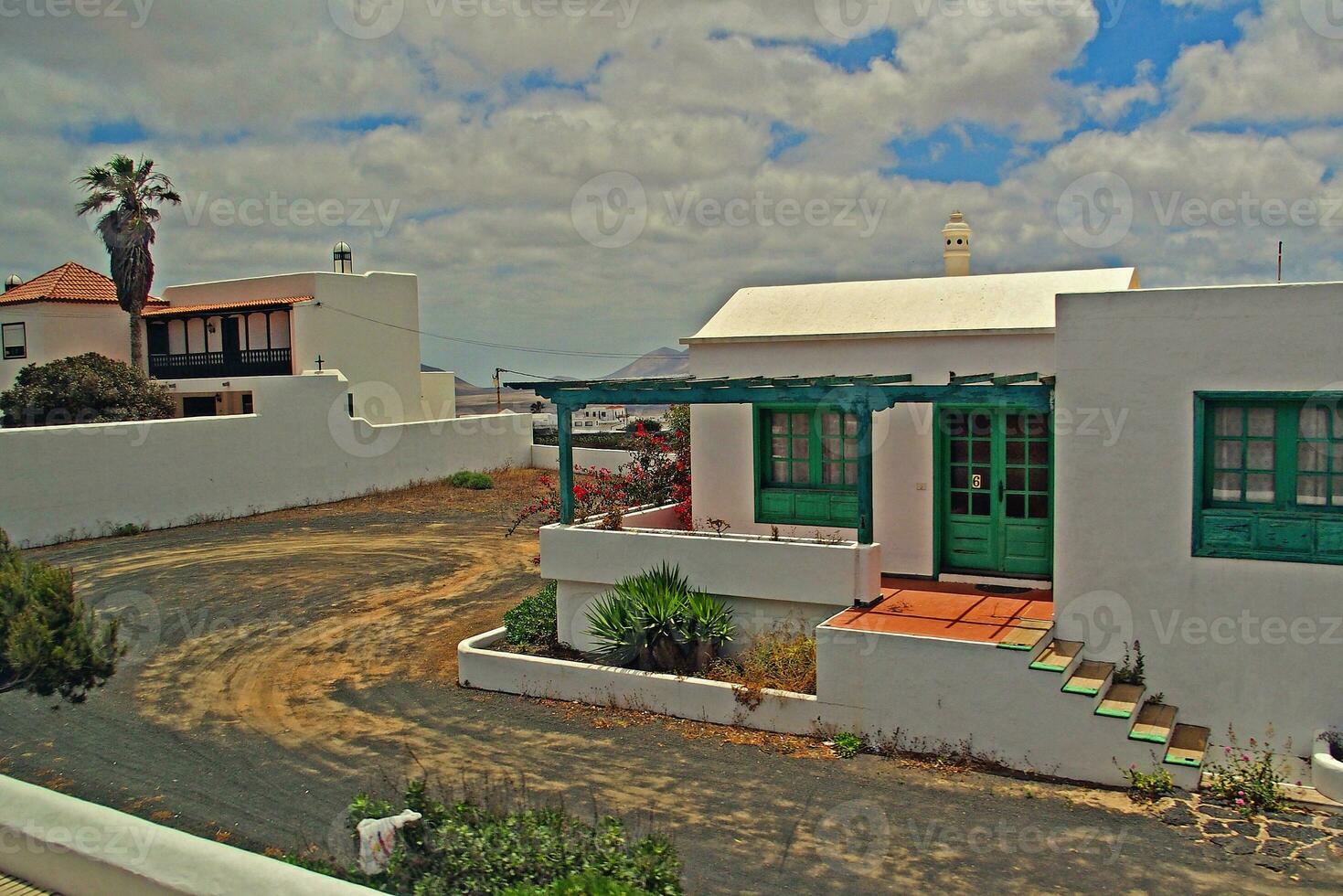 scenario con il della città caratteristica bianca edifici a partire dal il spagnolo isola di Lanzarote su un' caldo estate giorno foto