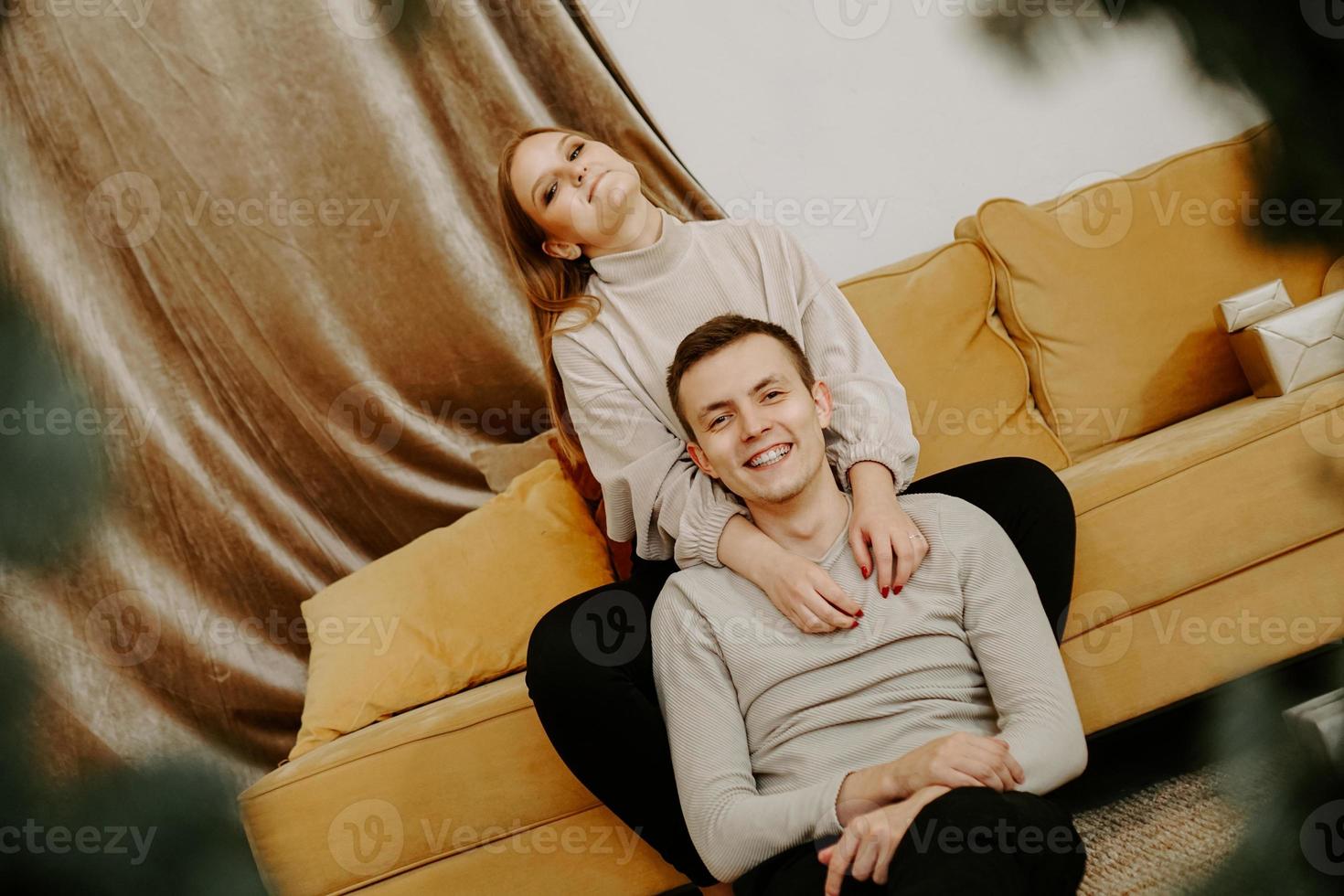 coppia che si rilassa insieme sul divano foto