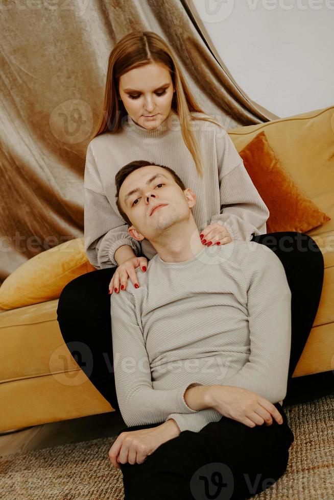 coppia che si rilassa insieme sul divano foto