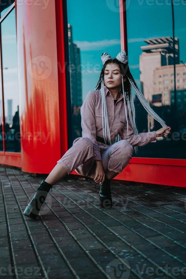 bella ragazza fresca con i dreadlocks. foto in città