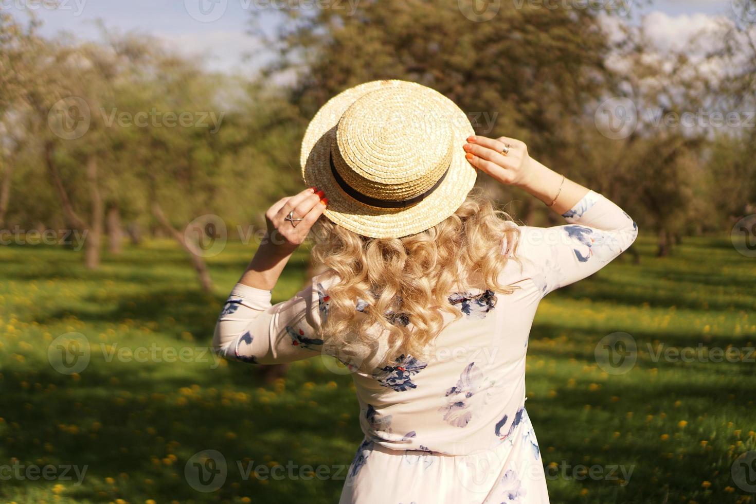 ragazza con un cappello di paglia. vista posteriore. outfit casual estivo o primaverile alla moda foto