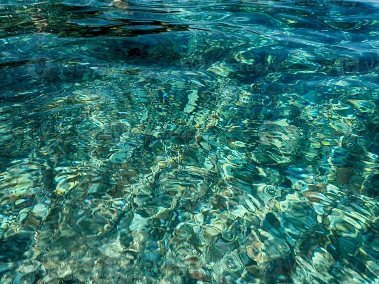 interessante sfondo con chiaro mare acqua splendente nel il sole foto