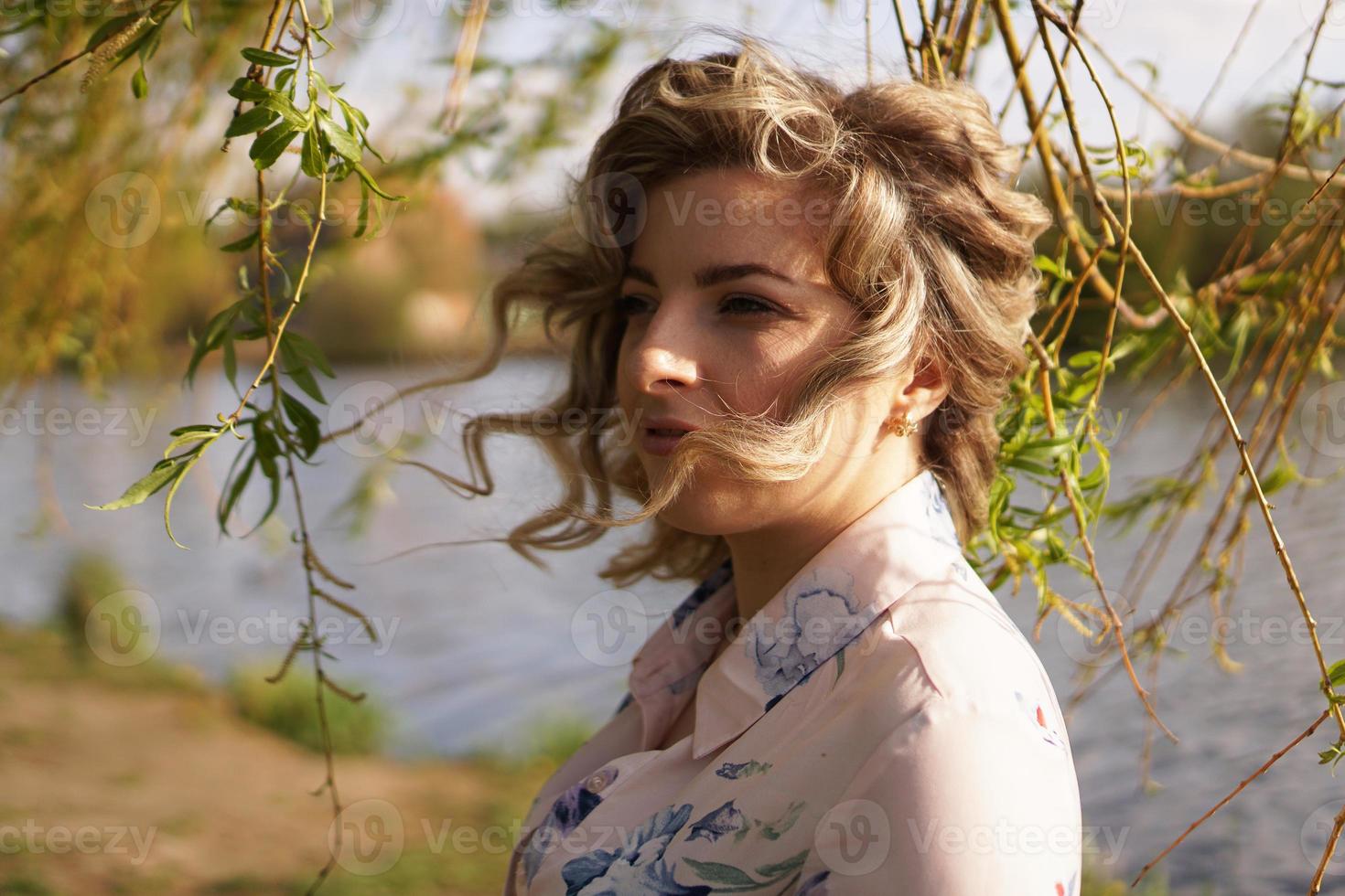 ritratto di donna di profilo che riposa sulla natura vicino al fiume foto