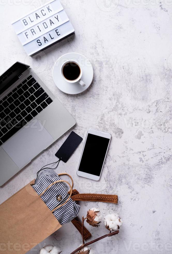 parole di vendita del venerdì nero su lightbox con una tazza di caffè, laptop foto