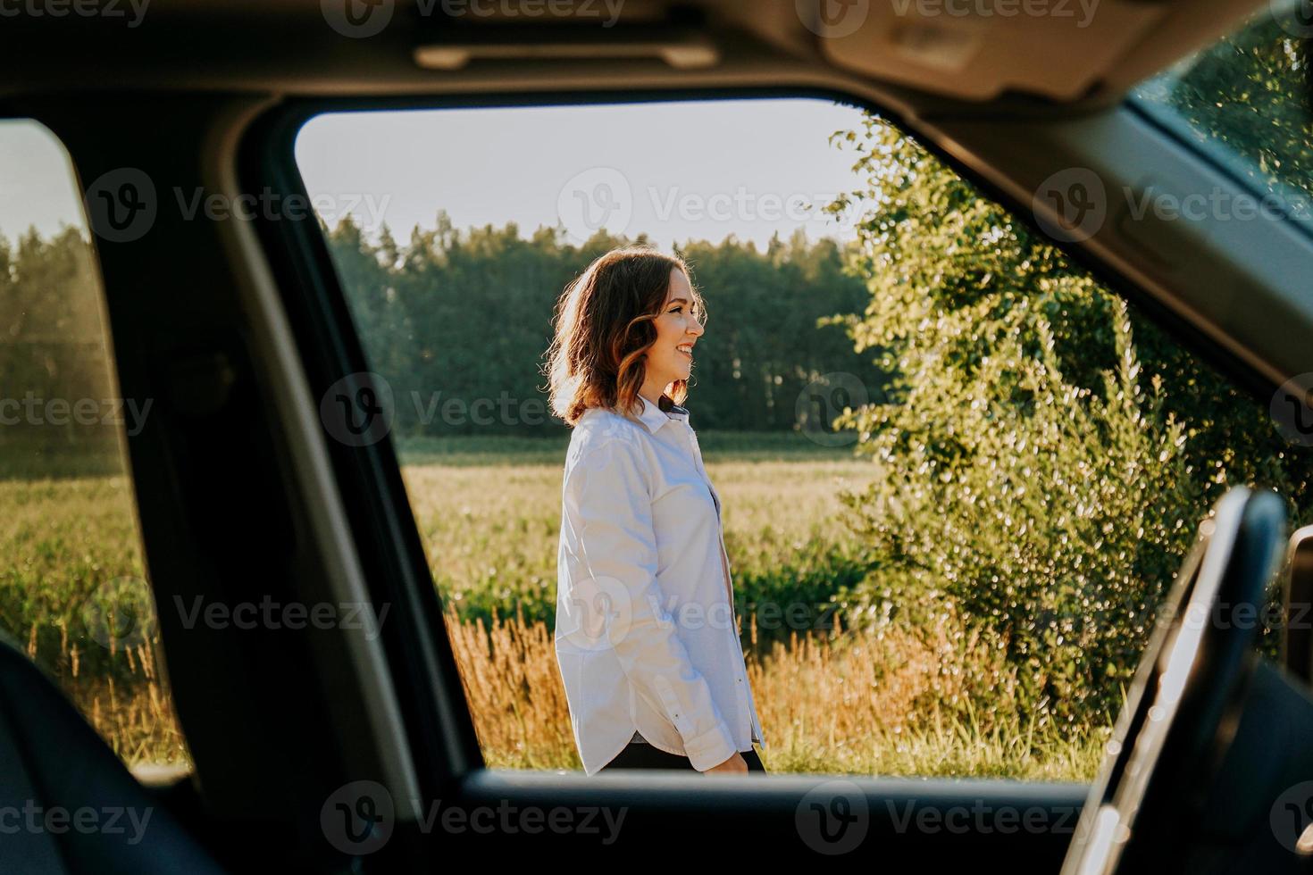 una bellissima giovane donna in camicia bianca sta riposando fuori città foto