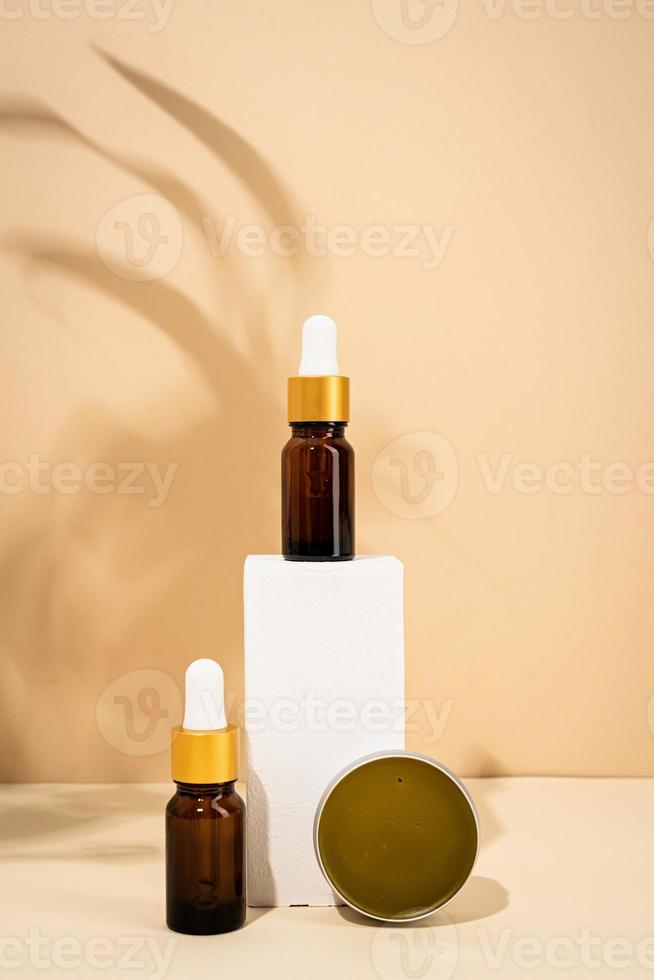 mockup di bottiglie marroni per cosmetici naturali per la cura della pelle, accessori spa foto