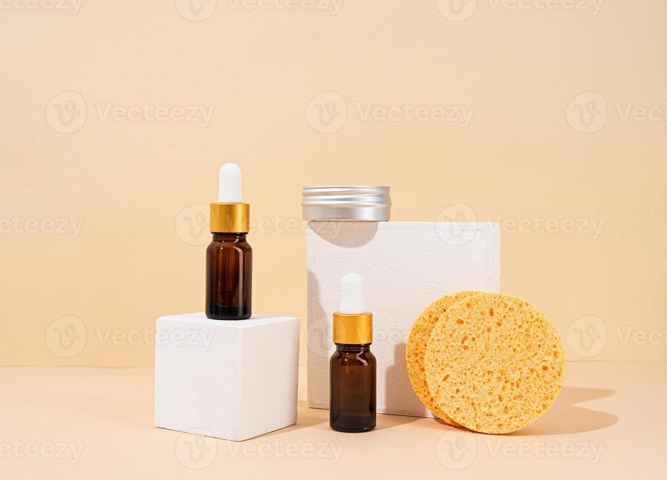 mockup di bottiglie marroni per cosmetici naturali per la cura della pelle, accessori spa foto