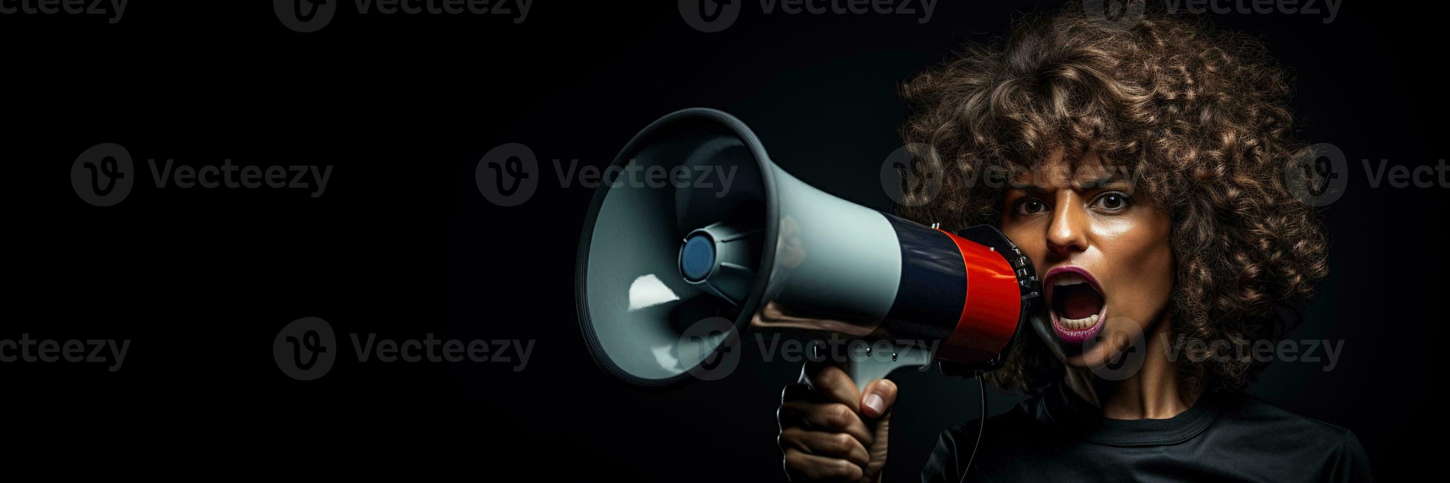 generativo ai, studio tiro di africano donna utilizzando un' megafono contro un' nero sfondo, un' potente dichiarazione foto