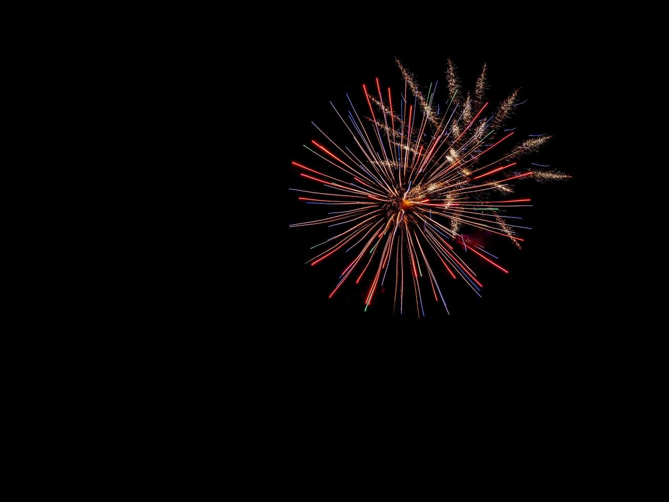 fuochi d'artificio nel cielo notturno foto