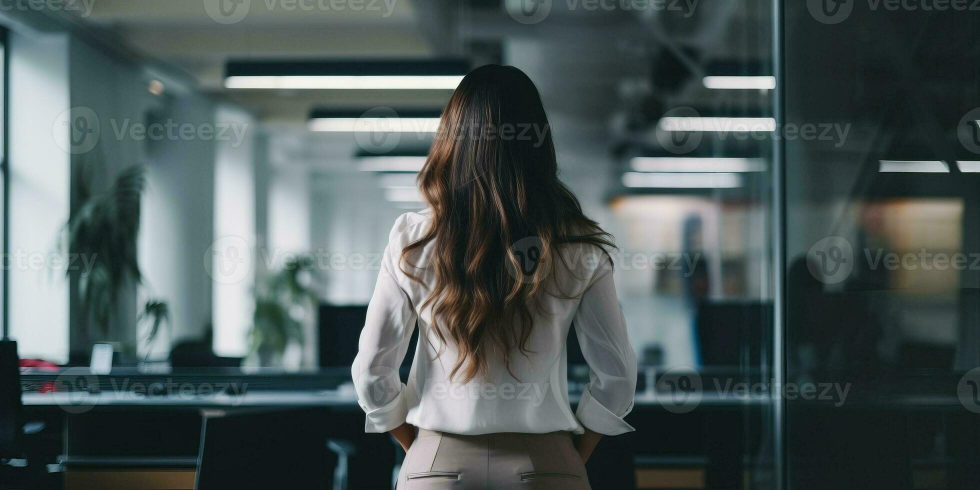 posteriore Visualizza di donna d'affari in piedi nel moderno ufficio e guardare lontano. ai generato. foto