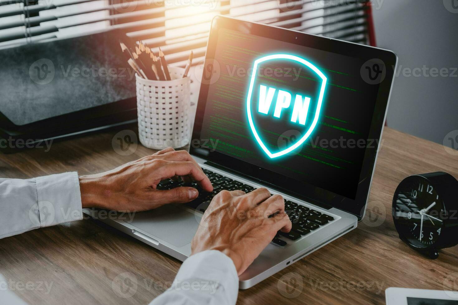 vpn virtuale privato Rete protocollo concetto, uomo mano digitando su tastiera computer con vpn icona su vr schermo. foto