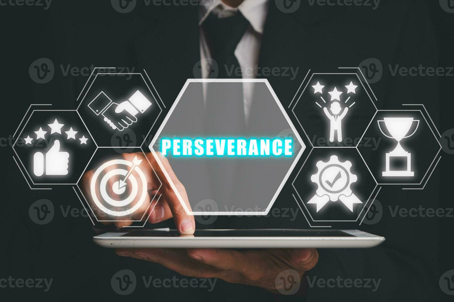 perseveranza concetto, uomo d'affari utilizzando digitale tavoletta con perseveranza icona su virtuale schermo. foto