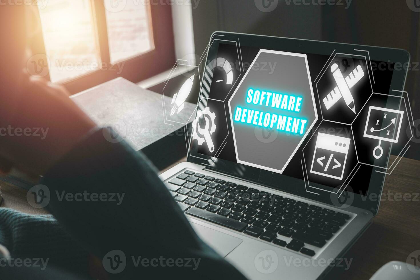 Software sviluppo concetto, attività commerciale donna utilizzando il computer portatile computer con Software sviluppo icona su virtuale schermo. foto