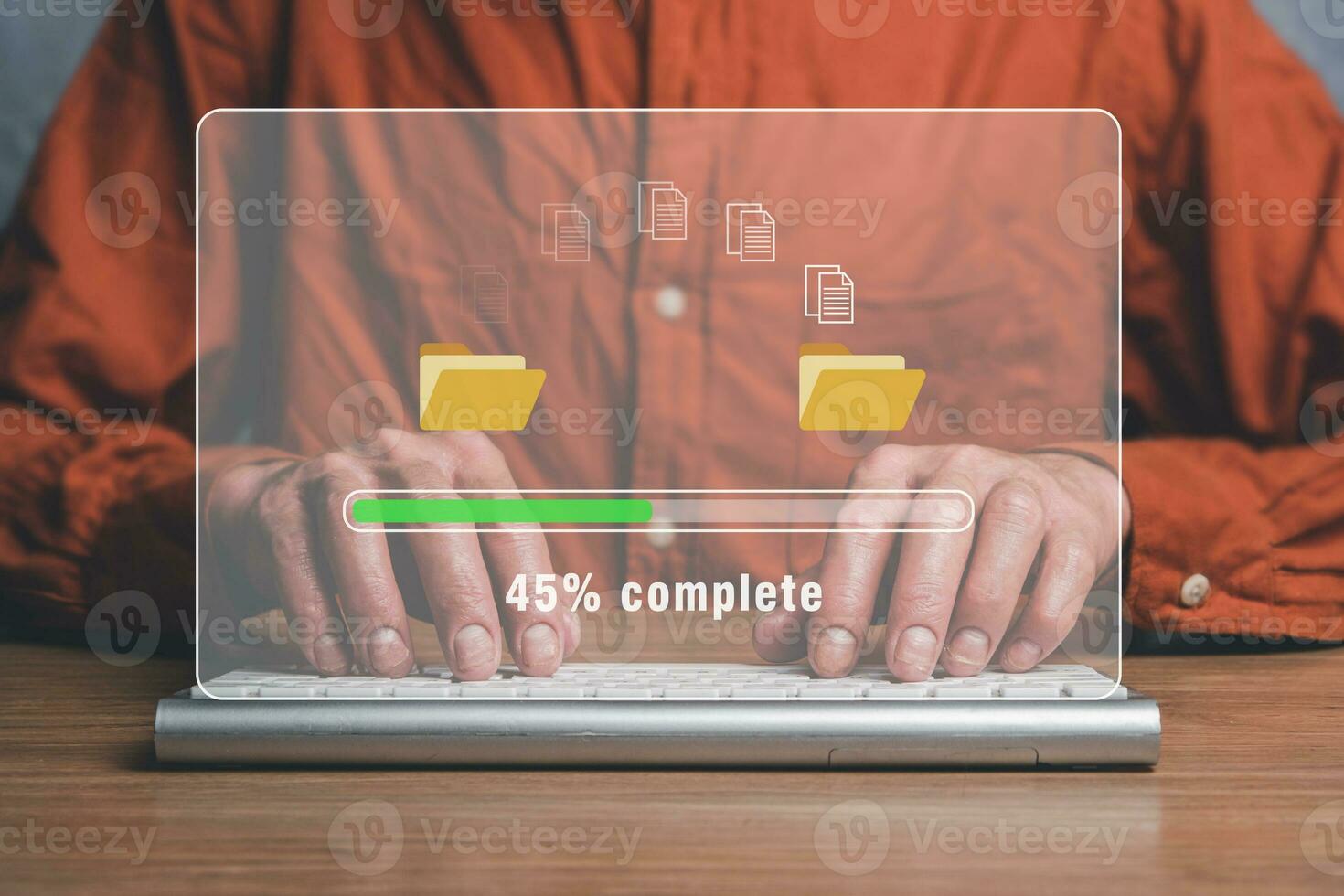 trasferire il concetto di trasferimento del sistema di dati dei file, mano della persona che utilizza un computer portatile in attesa del processo di trasferimento dei file con l'icona della barra di caricamento sullo schermo virtuale. foto