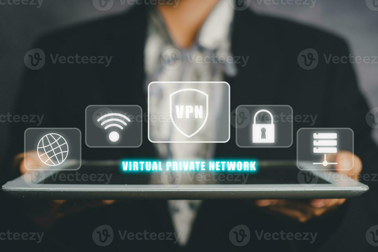 vpn virtuale privato Rete protocollo concetto, donna mano utilizzando digitale tavoletta con vpn icona su vr schermo. foto