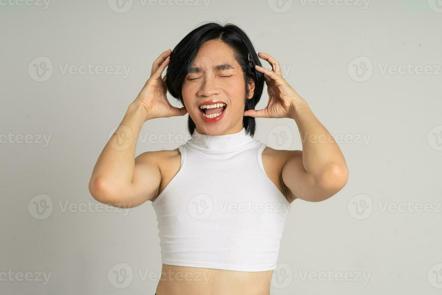 ritratto di gay uomo con fiducia in posa su sfondo foto