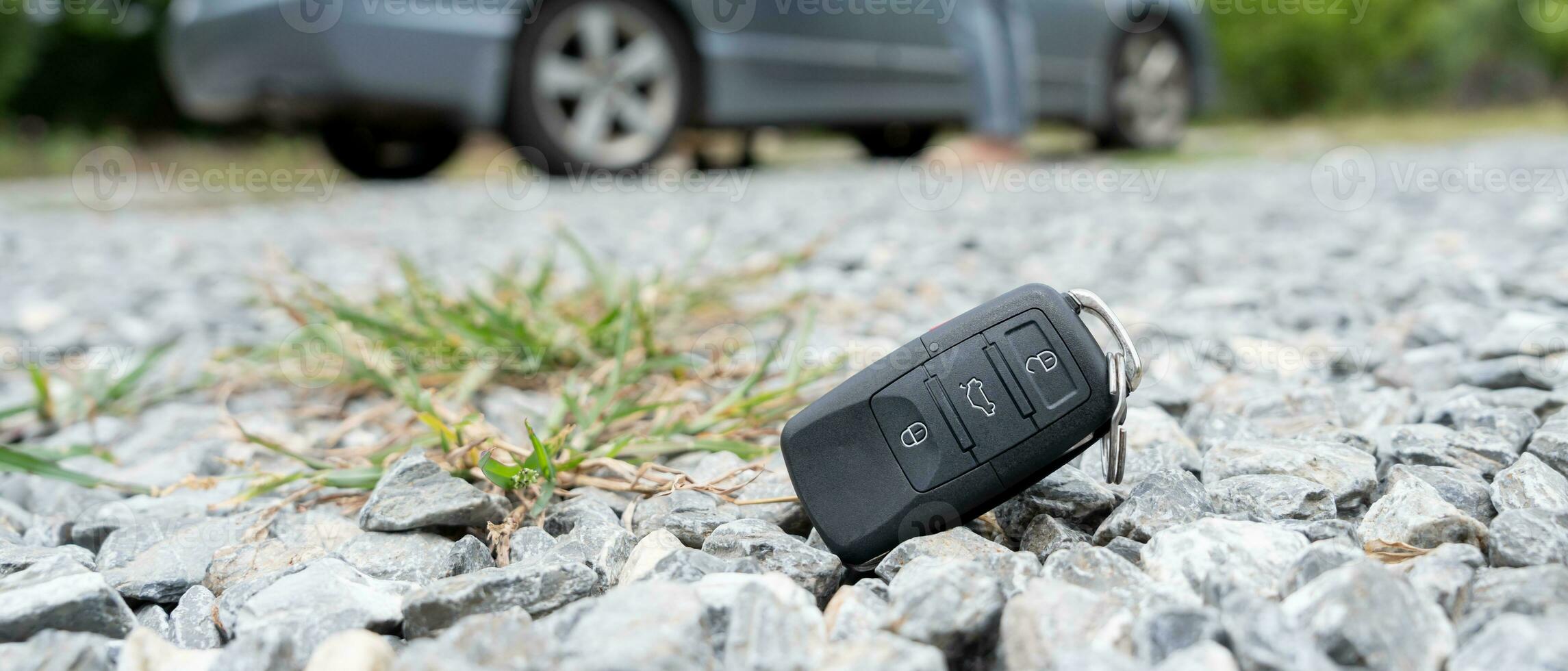 perso auto chiavi su il terra, auto chiavi caduto su il pavimento o autunno dire bugie su il strada casa davanti. a piedi lontano a partire dal perso auto chiave, può non trasporto, esprimere, corsa volta, sprecato volta, emergenza foto