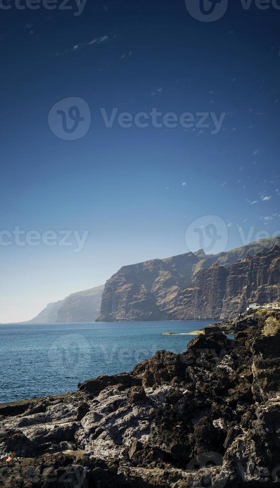 Scogliere di los gigantes costa punto di riferimento naturale e paesaggi nel sud dell'isola di tenerife spagna foto