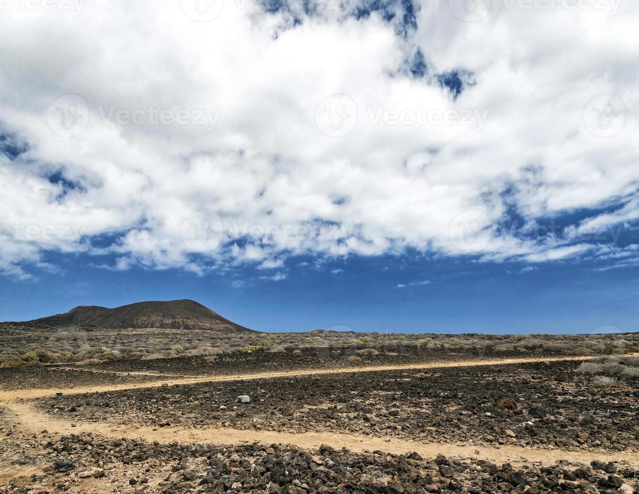 arido paesaggio vulcanico secco vicino a el medano nell'interno dell'isola di tenerife spagna foto