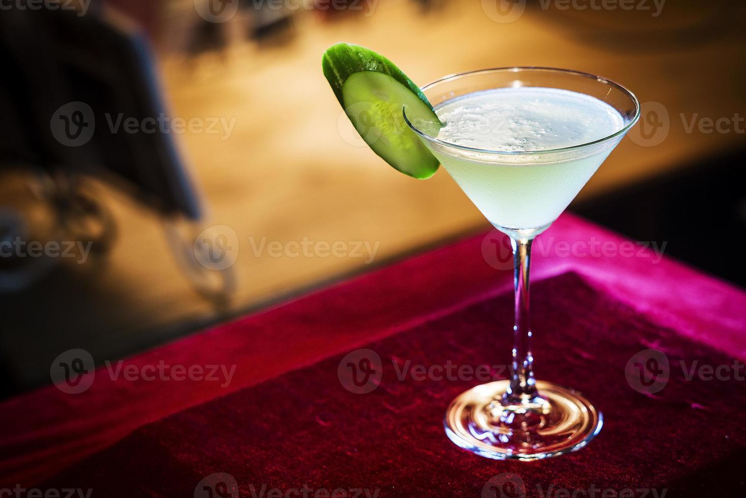 drink cocktail martini pompelmo e cetriolo nel bar di notte foto